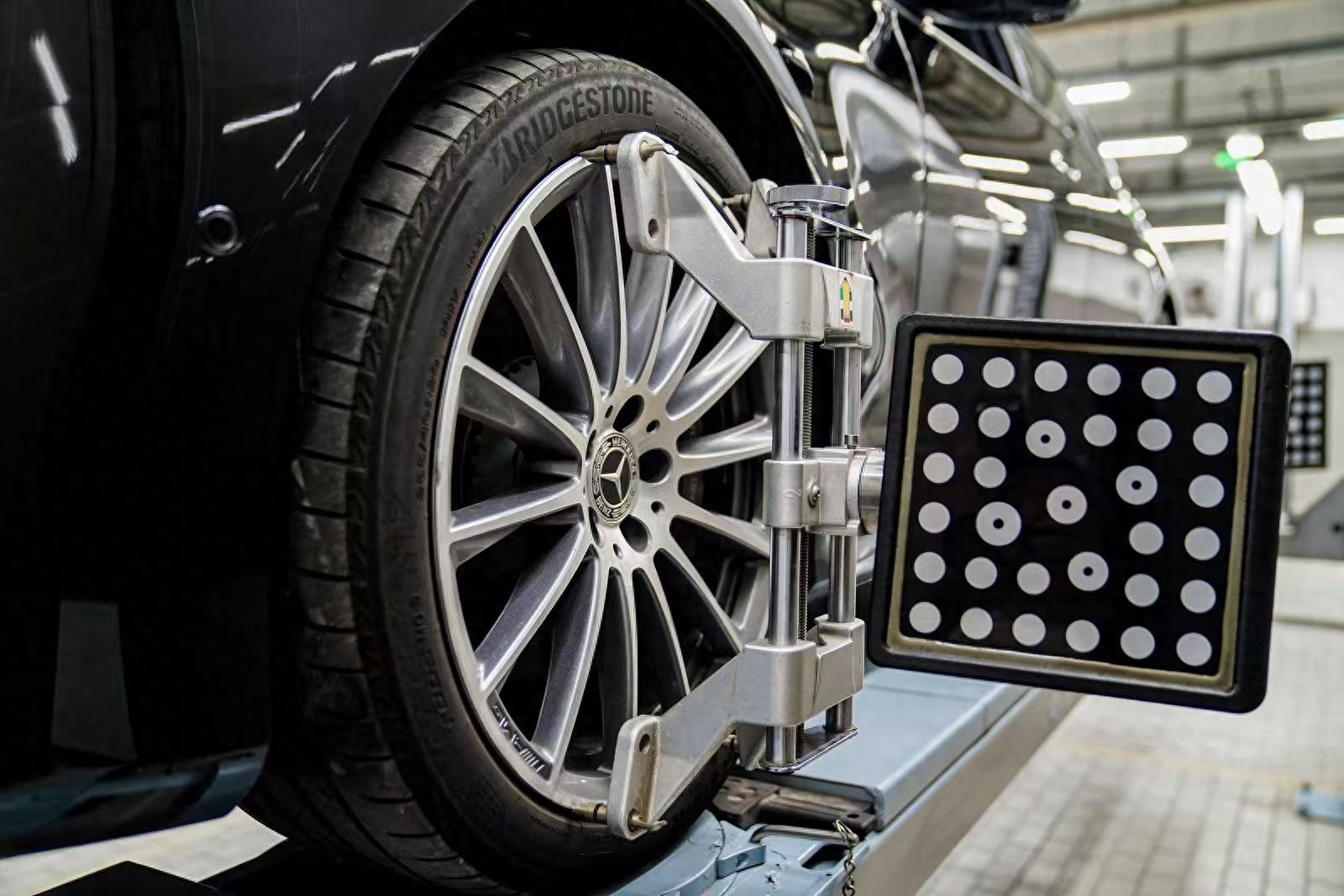 独特体验:别再问去哪修车！这家汽车举升机厂，让师傅像修复文物一样精雕你的爱车