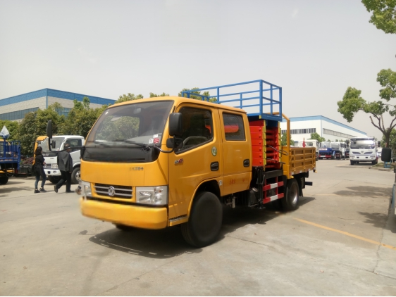 曲臂式升降机最高多少米_曲臂式高空作业车_直臂式高空作业车