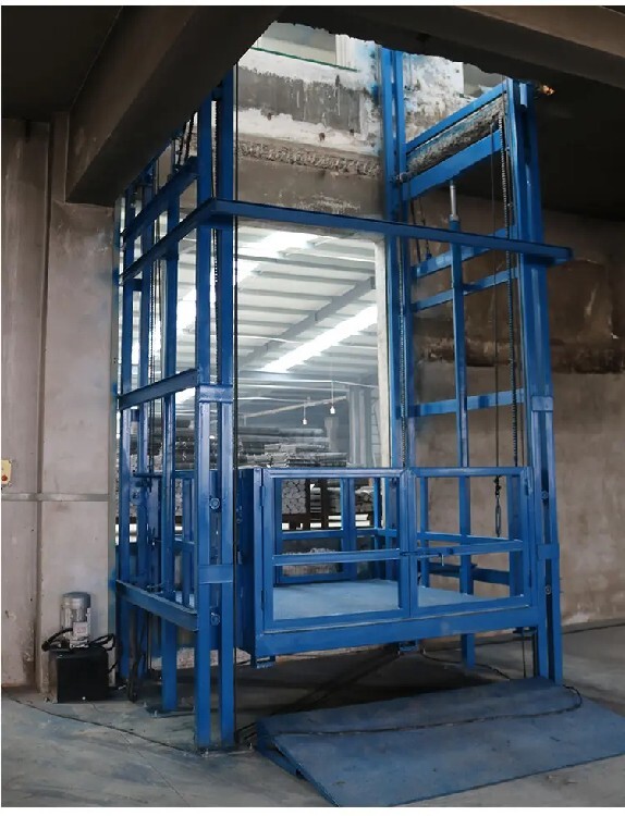 升降平台空间适应性_升降货梯快速运输效率_如何保证升降货梯的链条正常工作运行呢