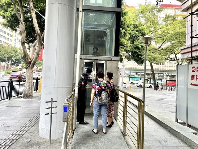 无障碍升降机生产厂家_广州市广园建设公司无障碍升降机平台_东风东路人行天桥加装电梯