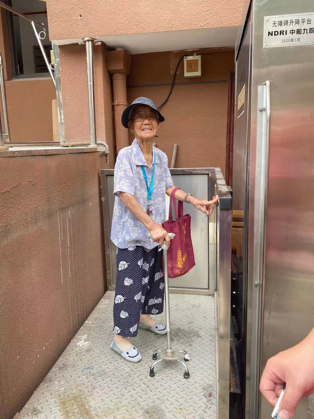 无障碍升降机生产厂家_悬空老人出行难题_无障碍升降机