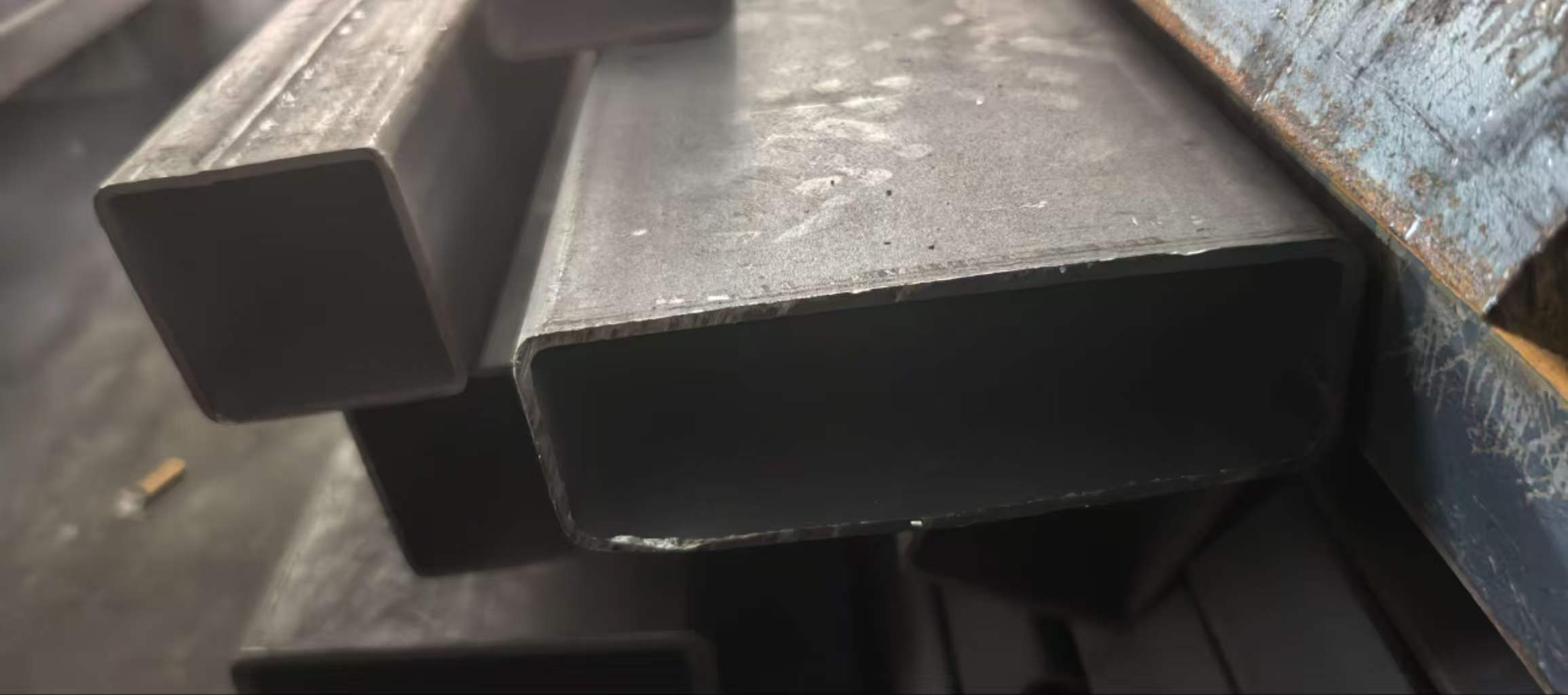 20米高升降货梯_定制化升降货梯选购指南_升降货梯如何保养